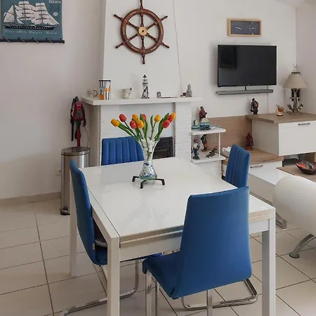 Vakantiehuis 2 Bedroom Lovely In *